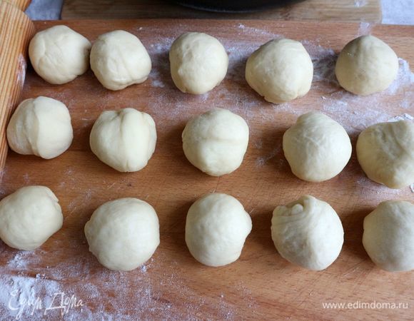 Тесто скатать колбаской, нарезать на одинаковые кусочки, скатать в шарики, оставить на 10 минут.