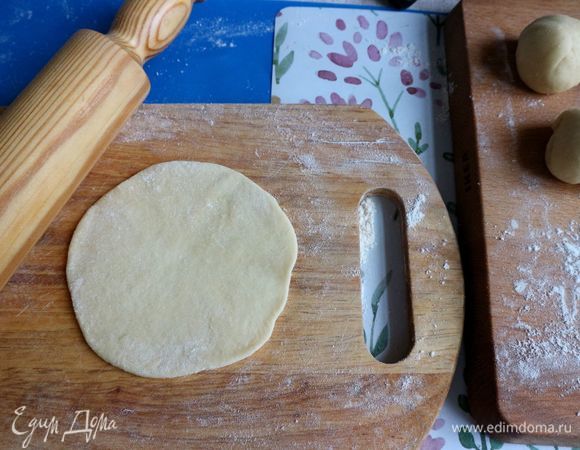 Слегка посыпать рабочую поверхность мукой. Раскатать скалкой сначала 1 шар из теста.