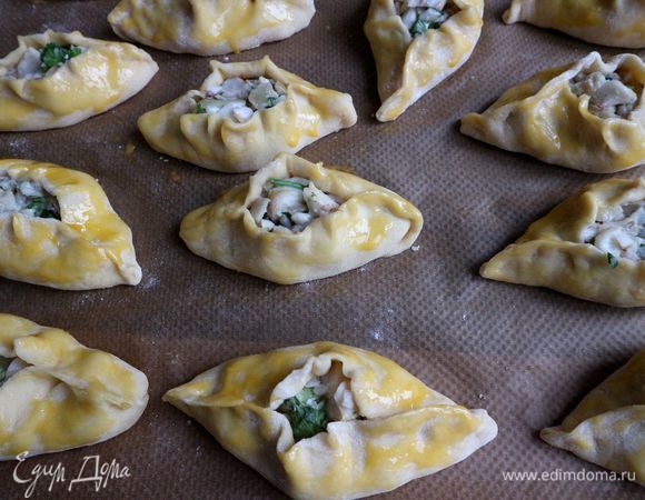 Смазать кисточкой смесью желтка и молока, отправить в духовку на 30 минут, вам может понадобиться чуть меньше или больше времени, следите за духовкой.