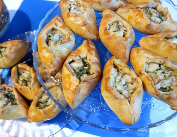 После выпечки накрыть противень с расстегаями кухонным полотенцем и оставить на 5 минут. Смазать расстегаи сливочным маслом. В каждый расстегай налить чайной ложечкой горячий рыбный бульон (примерно по 1,5 ч. л. в каждый).