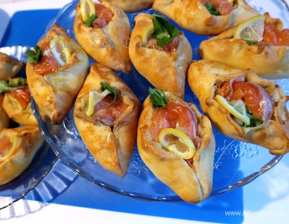 Перед подачей положить в каждый расстегай кусочек малосоленой семги, небольшой ломтик лимона, можно вместо лимона положить оливку, зелень кинзы (петрушки). Подавать горячими. Приятного аппетита!