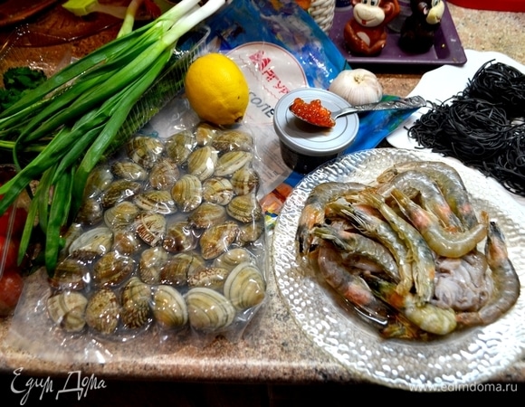 Подготовить ингредиенты: разморозить вонголе от ТМ «Магуро», почистить креветки.