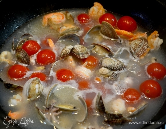 За две минуты до выключения добавляем помидоры.