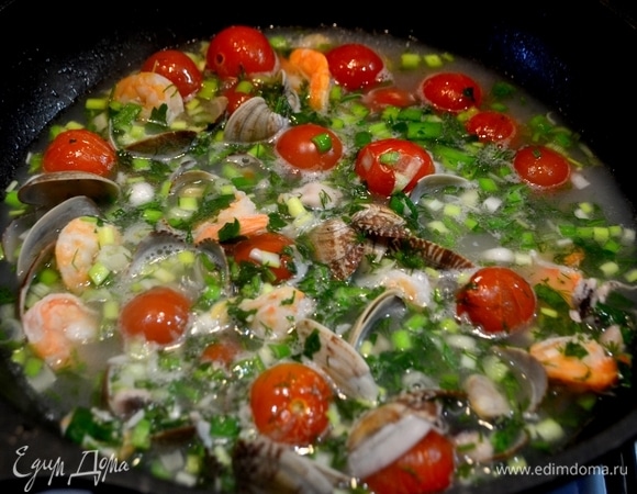 Добавляем зелень нарезанную.