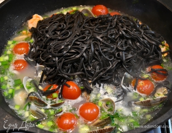 Пока варятся вонголе от ТМ «Магуро», отвариваем спагетти до состояния альденте и в конце добавляем в наше готовое морское изобилие.