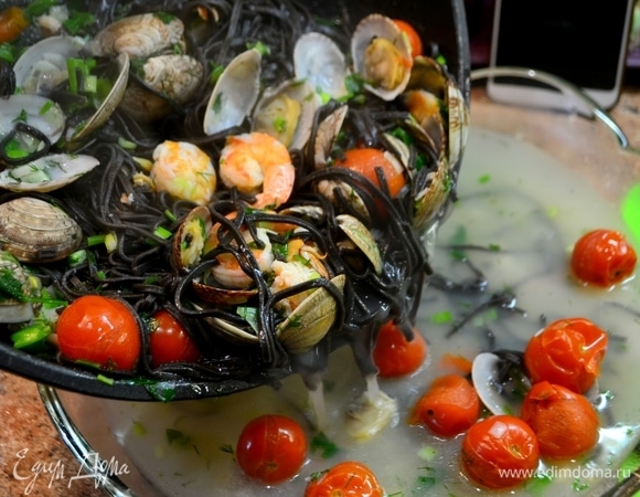 В большое блюдо переносим наше изобилие!