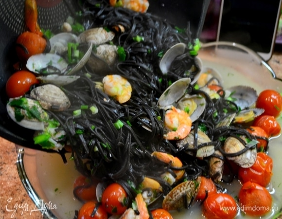 Как же красив этот момент, особенно когда все в ожидании подачи блюда, а ты еще умудряешься по ходу увековечить эти секунды на фото!