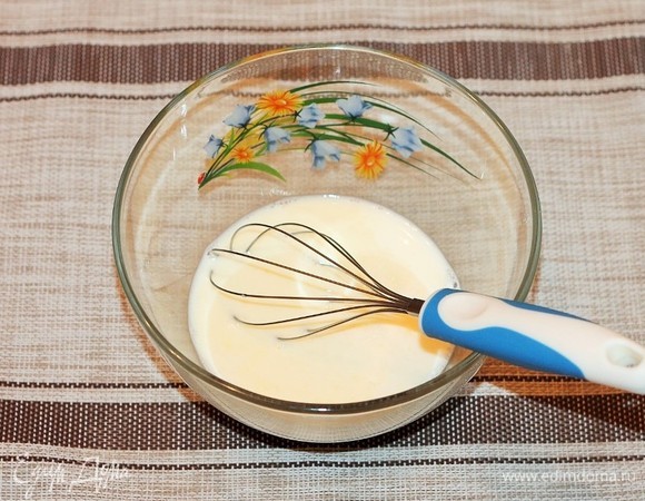 Яйца со сливками взбить венчиком.