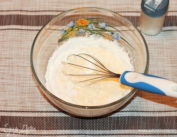 Добавить 3 ст. л. муки, соль и перемешать.