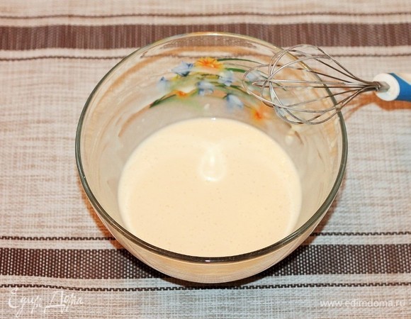 Всыпать оставшуюся муку и еще раз перемешать. У меня ушло 7 ст. л. муки с горкой.