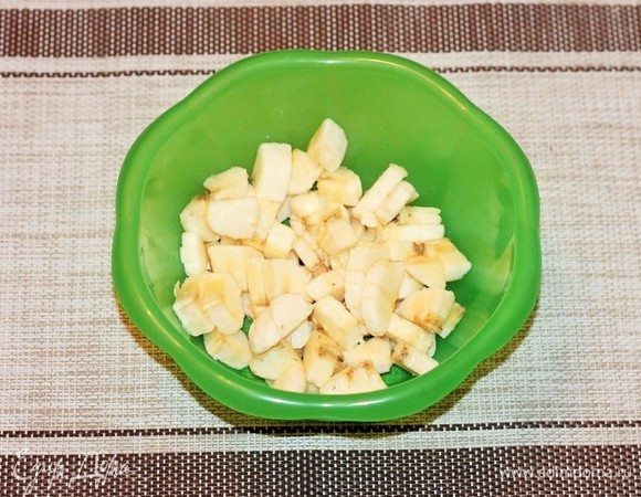 Банан почистить и мелко нарезать.