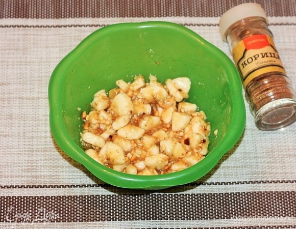 Соединить нарезанный банан с орехами, корицей и медом, все перемешать.