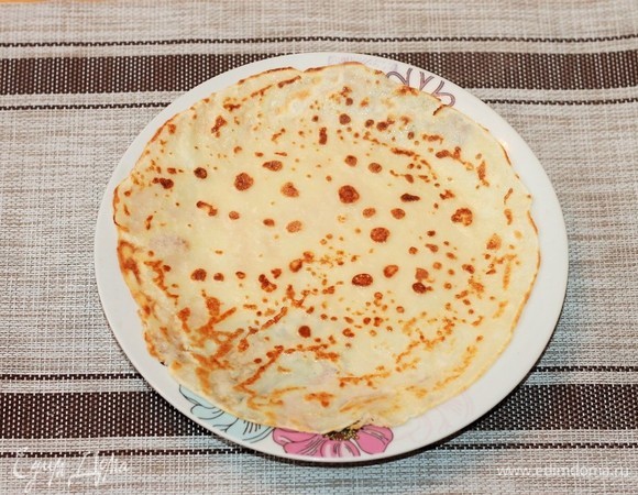 Разогреть сковороду и печь блины, смазывая сковороду оливковым маслом перед выпечкой каждого блина.