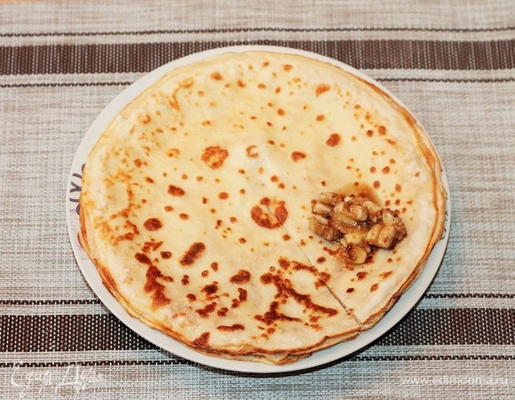 На каждый блинчик положить немного банановой начинки.