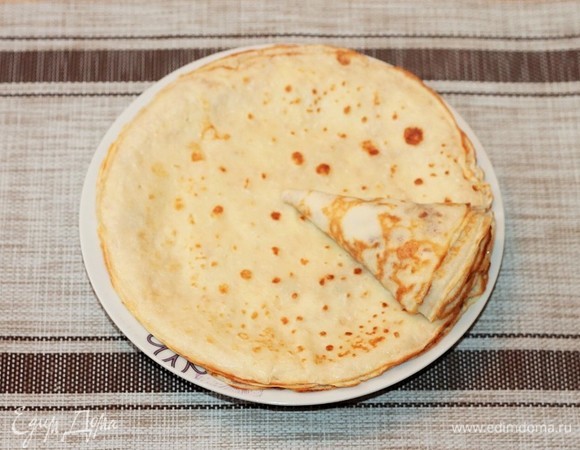 Свернуть блинчик с начинкой.