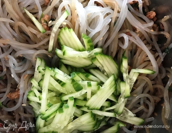 Соединить фарш с макаронами, добавить нарезанные тонкой соломкой огурцы.