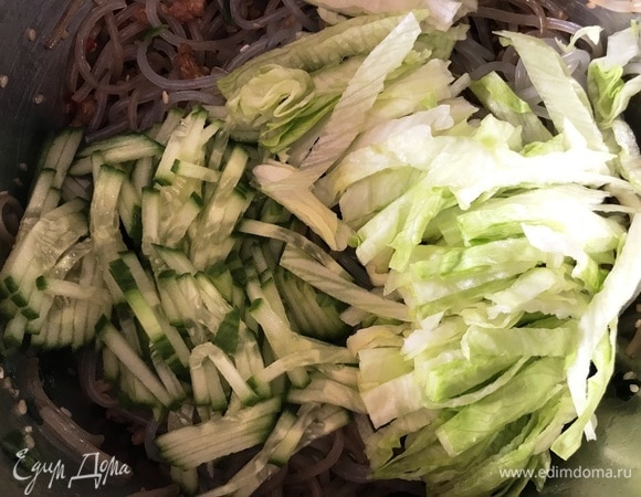 Добавить тонконарезанные листья салата айсберг.