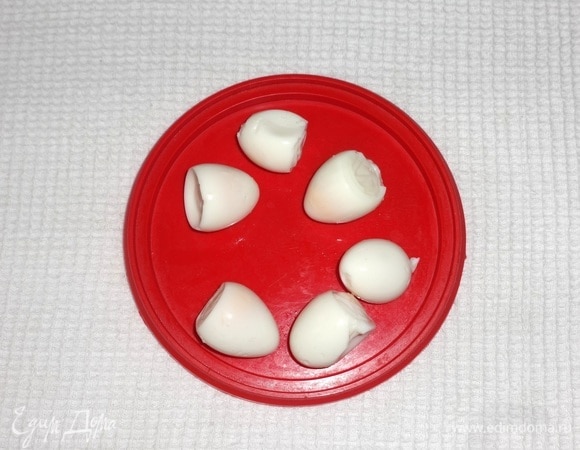 Перепелиные яйца сварить, остудить, почистить.