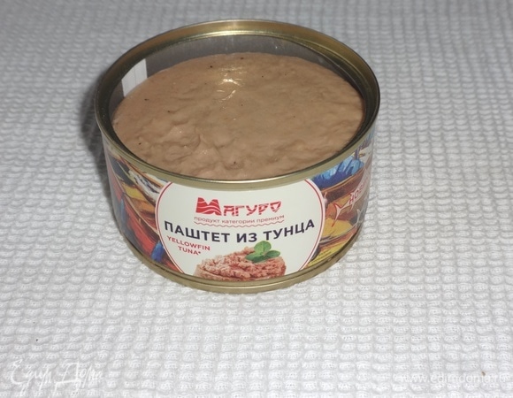 Открыть банку с паштетом из тунца ТМ «Магуро». Выложить паштет в кондитерский мешок.