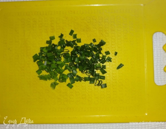 Зеленый лук вымыть, обсушить и мелко нарезать.