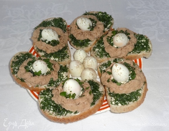 Выложить бутерброды на блюдо и подать к столу. Угощайтесь! Приятного аппетита!