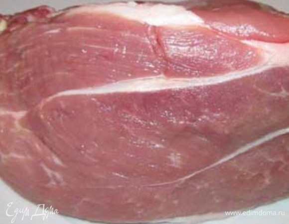 Выбрать хороший нежирный, но с прослойками кусок мяса. Мясо промыть, просушить салфетками.