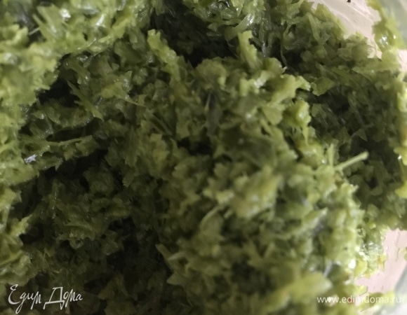 Смешать чесночную пасту, соль, перец. Этой смесью обмазать кусок мяса. Выложить его в миску, сверху закрыть пищевой пленкой и поставить в холодильник на 6–24 часа.