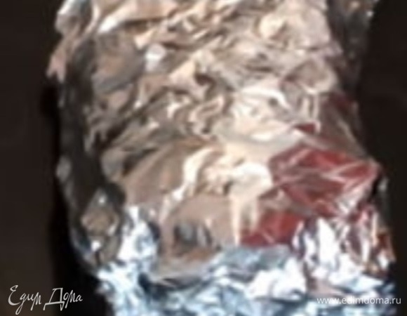 Завернуть мясо в фольгу (в 2 слоя), положить на противень. Запекать 15 минут при 200°C, затем еще 1–1,5 часа при 170°C (все зависит от духовки, куска мяса и т. п., я обычно в финале делаю проверку ножом).