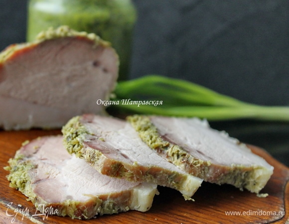 Когда мясо будет готово, достать его, остудить вначале при комнатной температуре, затем поставить часа на 2 в холодильник. Подавать охлажденным)