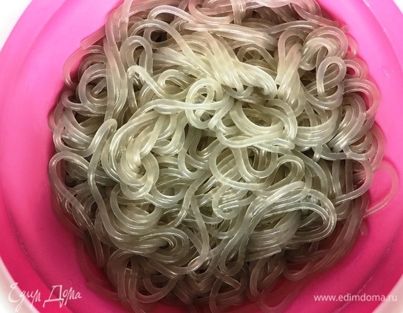 Рисовые макароны приготовить согласно инструкции на упаковке. Некоторые виды этой лапши достаточно залить кипятком и оставить на время. Некоторую лапшу придется сварить и промыть холодной водой.
