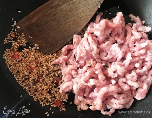 Добавить подготовленный фарш.