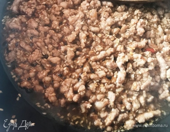 Добавить бульон и готовить еще 7–9 минут.