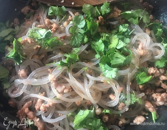 Добавить макароны и нарубленную кинзу. Перемешать. Приправить свежемолотым перцем. Подавать теплым.