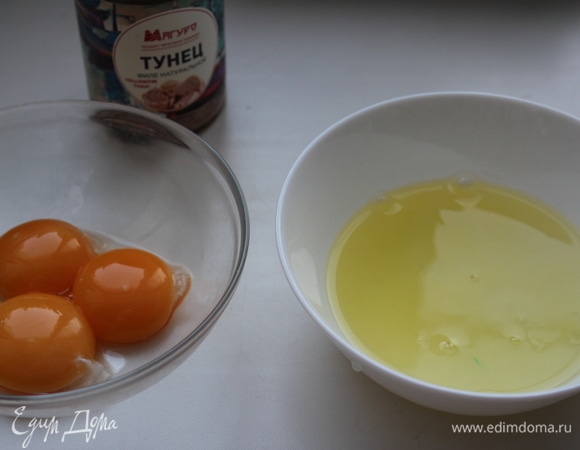 Перед началом работы поставить на сильный огонь кастрюлю с водой для варки брокколи. Приступим. Отделить белки от желтков. Отдельно взбить.