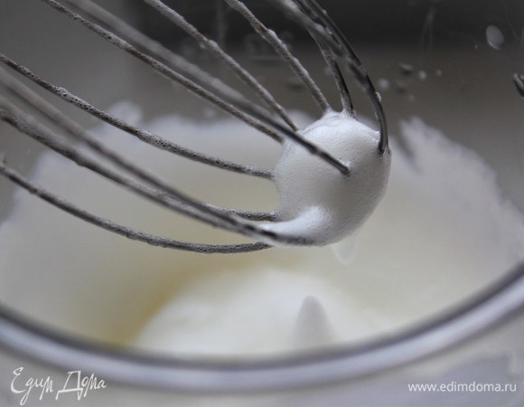 Белки взбить до мягких пиков.