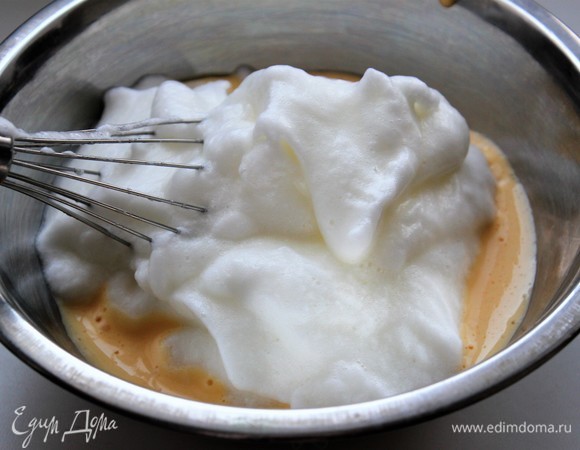 Соединить взбитые желтки и белки. Перемешать.