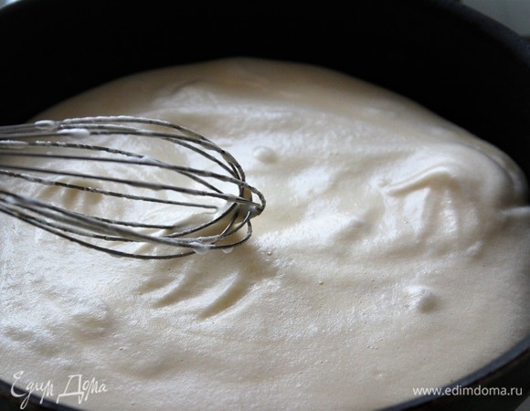 Выложить яичную массу на сковородку, смазанную тонким слоем масла. Я использую кокосовое масло. Накрыть крышкой и готовить на самом маленьком огне 10–12 минут. Переворачивать не надо.