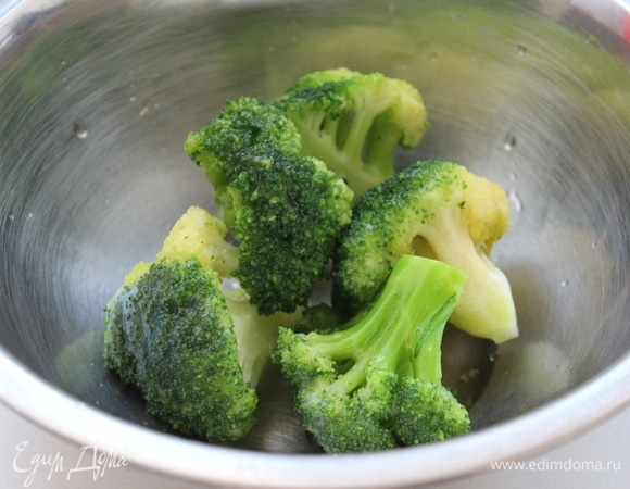 Замороженную брокколи размораживать не надо. Пока готовится воздушная яичная лепешка, закинуть брокколи в кипящую воду. Уменьшить огонь до среднего.