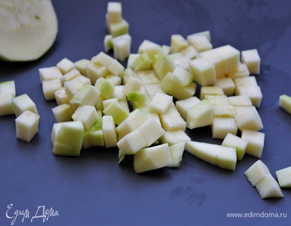 100 г очищенного от кожуры кабачка нарезать мелким кубиком. Положить на сковородку и, помешивая, готовить 4–5 минут.