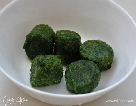 Шпинат взяла измельченный замороженный. Положить на сковородку вместе с кабачком. Если готовите из свежего шпината, то сначала его перебрать. Удалить поврежденные листья, обрезать грубые черешки. Тщательно промыть в нескольких водах, после ополоснуть под проточной. Мелко нарезать листья. Отправить на сковороду.