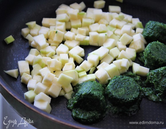 Сковородку смазала тонким слоем кокосового масла.