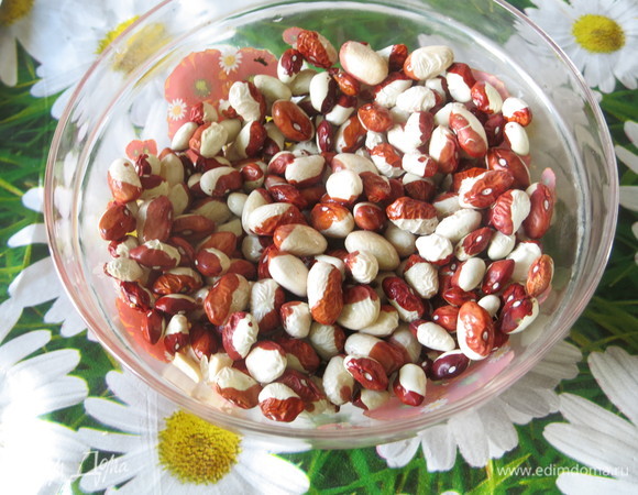 Фасоль замачиваем на несколько часов или на ночь. В исходном рецепте фасоль «Черный глаз». Отвариваем.