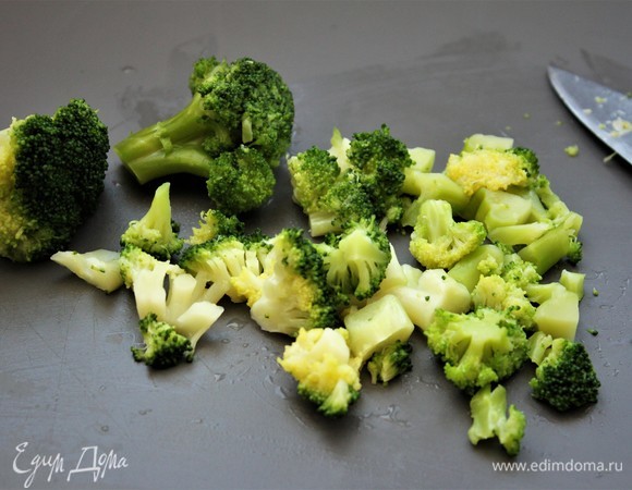 Брокколи сварилась. Воду слить. Дать остыть до комфортной температуры. Так как дальше ее предстоит мелко нарезать.