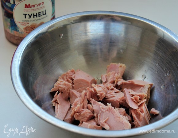 Пока брокколи остывает, подготовить сочного тунца ТМ «Магуро».