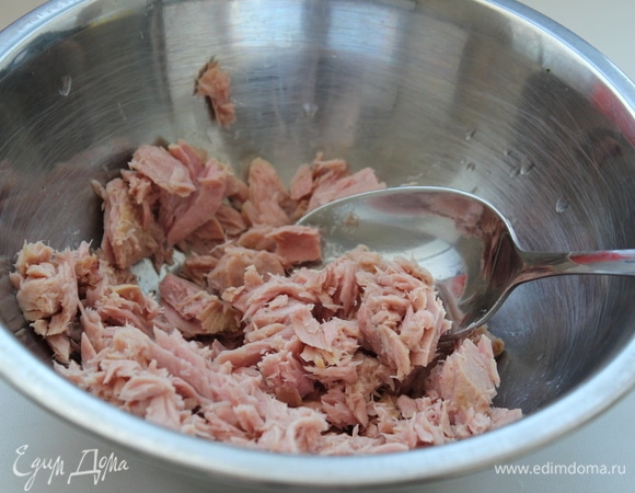 Слегка разделать его ложкой или вилкой. Главное, не измельчать, сохранить крупные цельные кусочки.