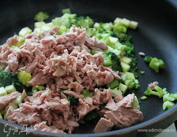 Тунец и брокколи добавить к кабачку и шпинату.