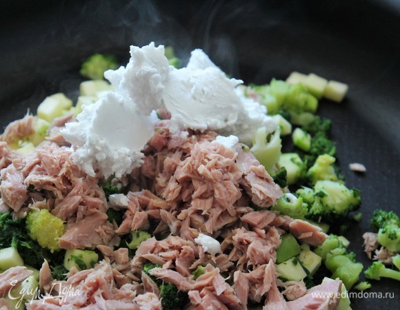 Вместо кокосового молока также отлично подойдут сливки, сметана. Перемешать, выключить огонь. Переходим к яичной лепешке.