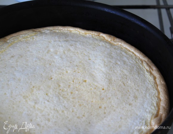 Яичную лепешку переложить на тарелку.