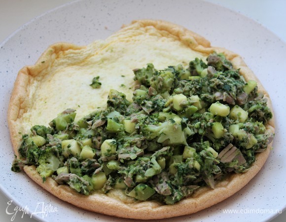 На половину лепешки выложить сочную основную массу.