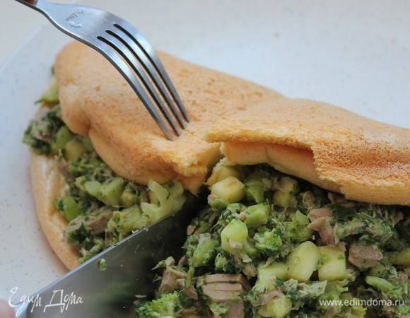 Разрезать на две части. И подать каждую в порционной тарелке.